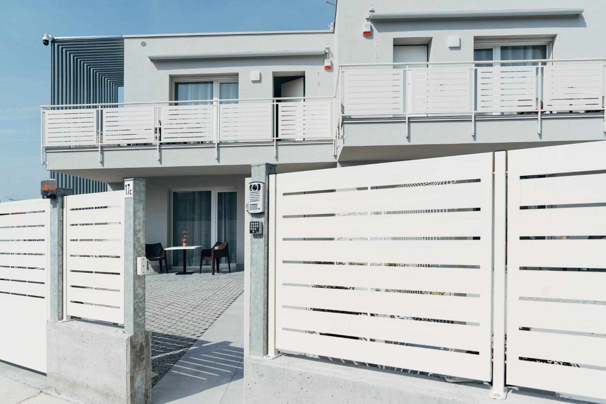 The Prince - Luxury Apartments With Pool Пескьера-дель-Гарда Экстерьер фото