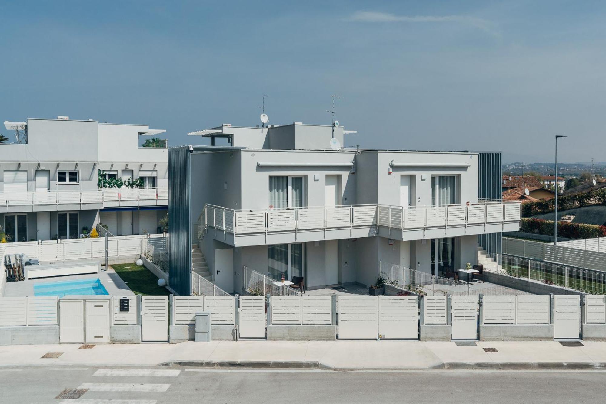 The Prince - Luxury Apartments With Pool Пескьера-дель-Гарда Экстерьер фото