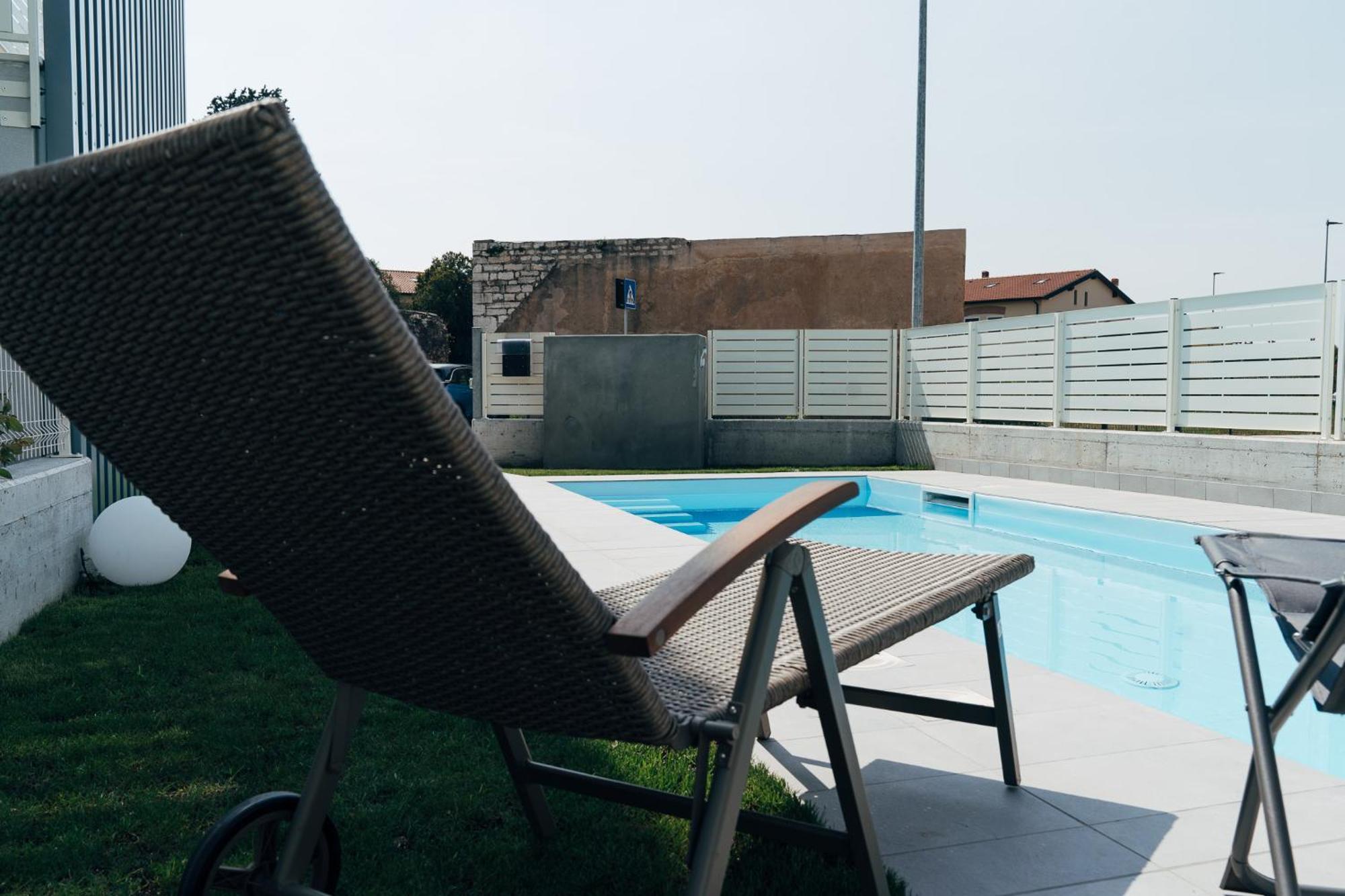 The Prince - Luxury Apartments With Pool Пескьера-дель-Гарда Экстерьер фото
